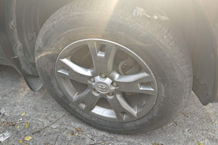 Used Toyota RAV4 2012 Luxurious Edition 2.0L Automatic All-Wheel Drive Right Front Wheel Hub