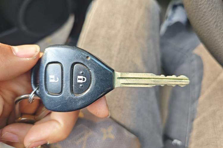 Used Toyota RAV4 2012 Luxurious Edition 2.0L Automatic All-Wheel Drive Vehicle Key