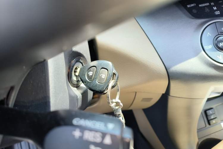 Used Toyota RAV4 2012 Luxurious 2.4L Automatic 4x4 with Stylish Features Vehicle Key