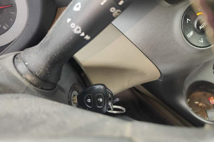 Used Toyota RAV4 2012 Luxurious Edition 2.0L Automatic All-Wheel Drive Vehicle Key