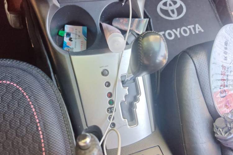 Used Toyota RAV4 2012 Luxurious 2.4L Automatic 4x4 with Stylish Features Gear Lever