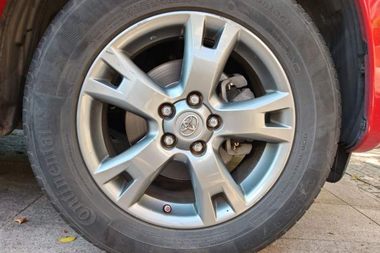 Used Toyota RAV4 2012 Luxurious 2.4L Automatic 4x4 with Stylish Features Right Front Wheel Hub