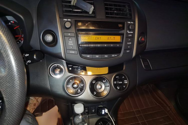 Used Toyota RAV4 2012 Luxurious 2.4L Manual 4x4 with Stylish Features Audio And AC Panel