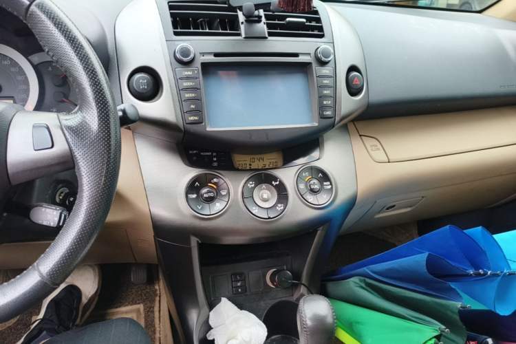 Used Toyota RAV4 2012 Luxurious 2.4L Automatic 4x4 with Stylish Features Audio And AC Panel