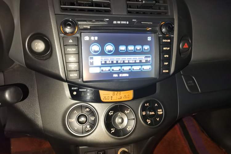 Used Toyota RAV4 2012 Luxurious 2.4L Automatic 4x4 with Stylish Features Audio And AC Panel
