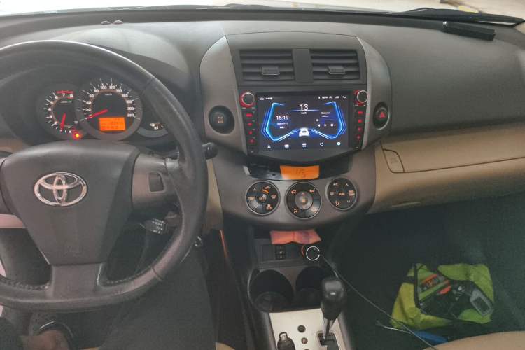 Used Toyota RAV4 2012 Luxurious 2.4L Automatic 4x4 with Stylish Features Audio And AC Panel