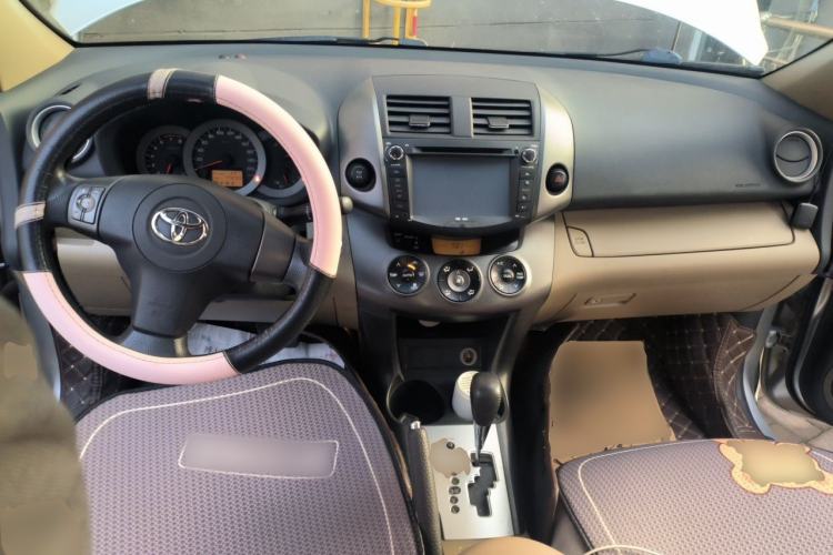 Used Toyota RAV4 2012 Luxurious Edition 2.0L Automatic All-Wheel Drive Center Console