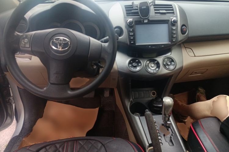 Used Toyota RAV4 2012 Luxurious Edition 2.0L Automatic All-Wheel Drive Center Console