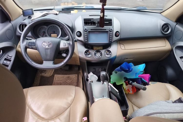 Used Toyota RAV4 2012 Luxurious 2.4L Automatic 4x4 with Stylish Features Center Console