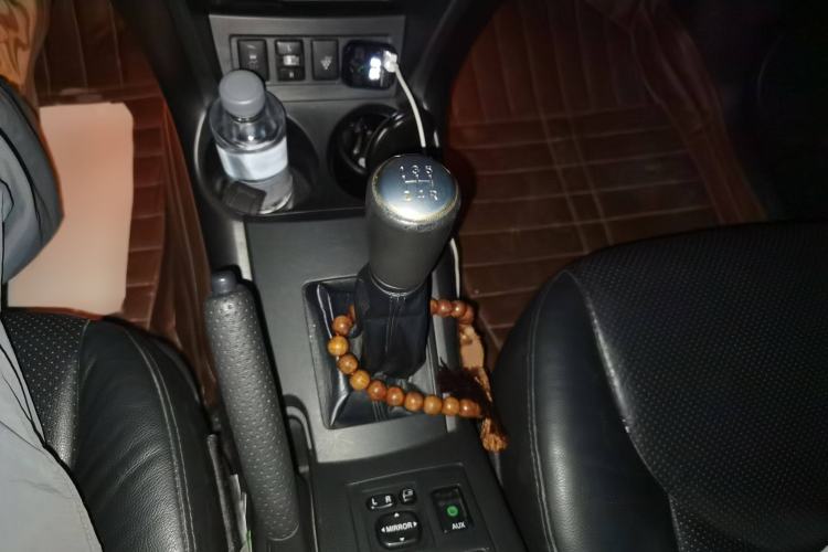 Used Toyota RAV4 2012 Luxurious 2.4L Manual 4x4 with Stylish Features Gear Lever
