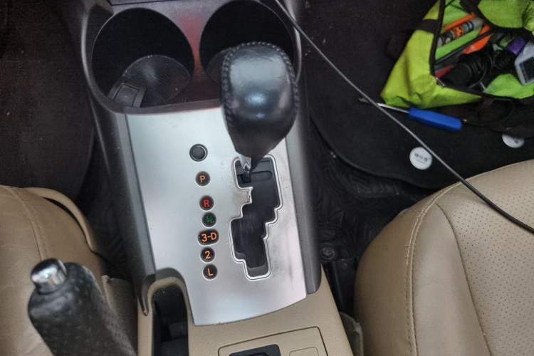 Used Toyota RAV4 2012 Luxurious 2.4L Automatic 4x4 with Stylish Features Gear Lever
