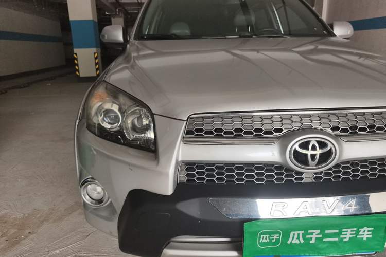 Used Toyota RAV4 2012 Luxurious 2.4L Automatic 4x4 with Stylish Features Right Front Headlight
