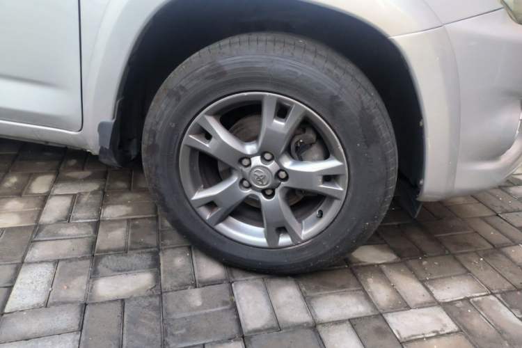 Used Toyota RAV4 2012 Luxurious Edition 2.0L Automatic All-Wheel Drive Right Front Wheel Hub