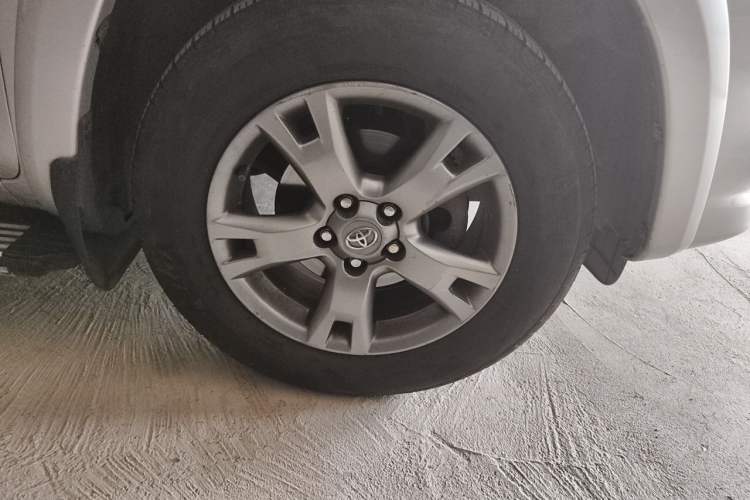 Used Toyota RAV4 2012 Luxurious 2.4L Automatic 4x4 with Stylish Features Right Front Wheel Hub