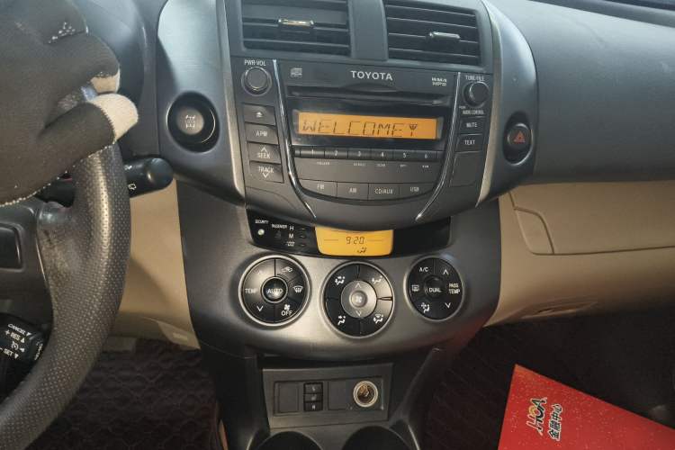 Used Toyota RAV4 2012 Luxurious 2.4L Automatic 4x4 with Stylish Features Audio And AC Panel
