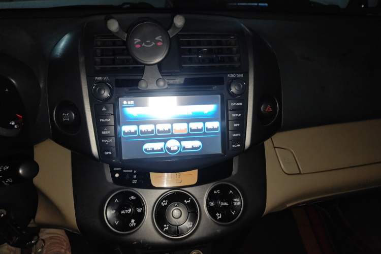 Used Toyota RAV4 2012 Luxurious 2.4L Manual 4x4 with Stylish Features Audio And AC Panel