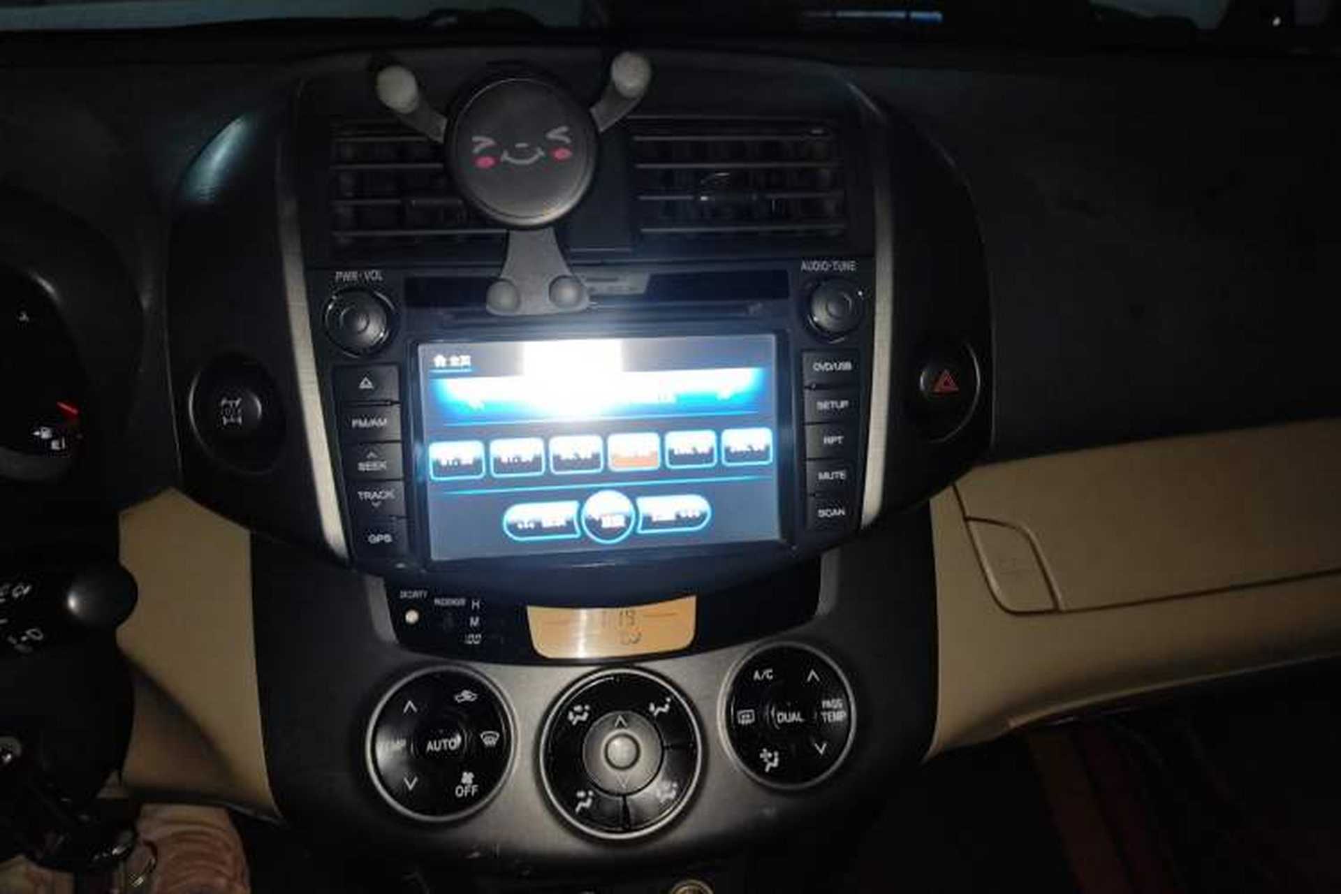 Used Toyota RAV4 2012 Luxurious 2.4L Manual 4x4 with Stylish Features Audio And AC Panel