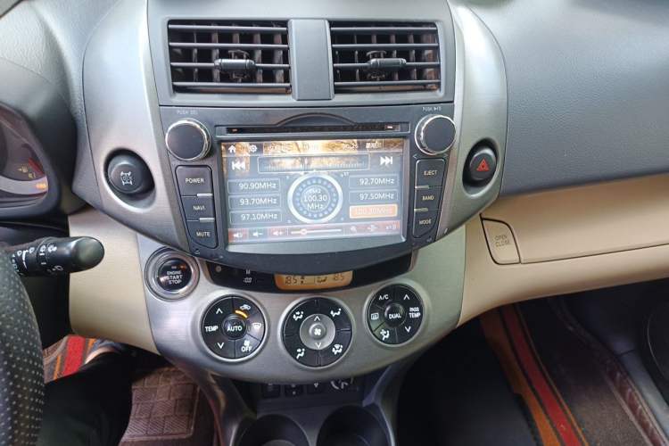 Used Toyota RAV4 2012 Luxurious 2.4L Automatic 4x4 with Stylish Features Audio And AC Panel