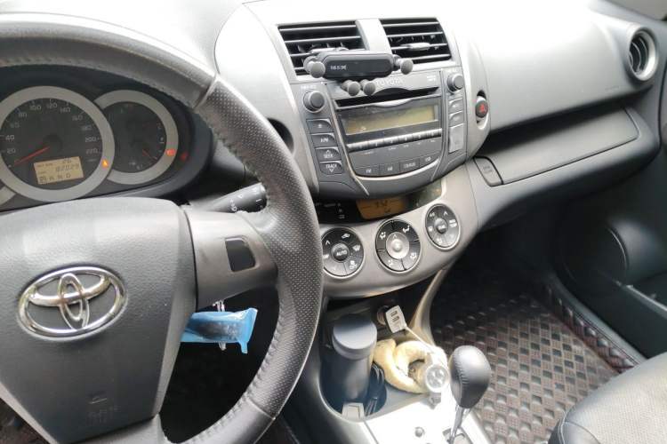 Used Toyota RAV4 2012 Luxurious 2.4L Automatic 4x4 with Stylish Features Audio And AC Panel