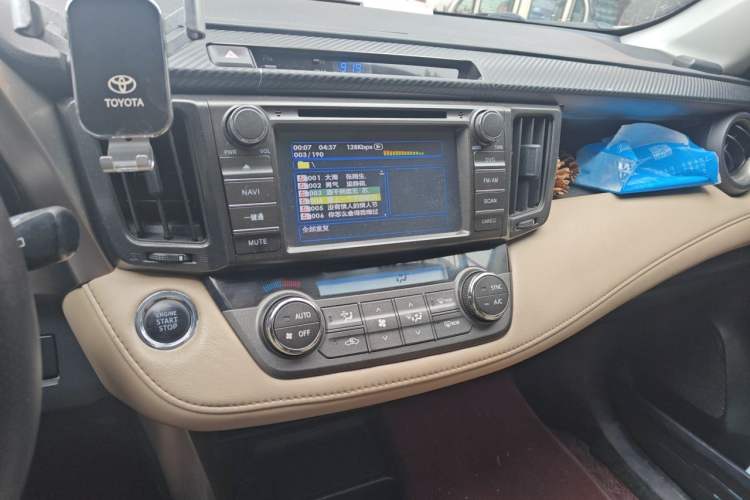 Used Toyota RAV4 2012 Luxurious 2.4L Automatic 4x4 with Stylish Features Audio And AC Panel
