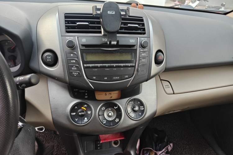 Used Toyota RAV4 2012 Luxurious 2.4L Automatic 4x4 with Stylish Features Audio And AC Panel