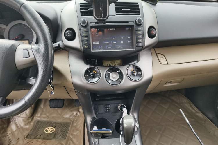 Used Toyota RAV4 2012 Luxurious 2.4L Automatic 4x4 with Stylish Features Audio And AC Panel
