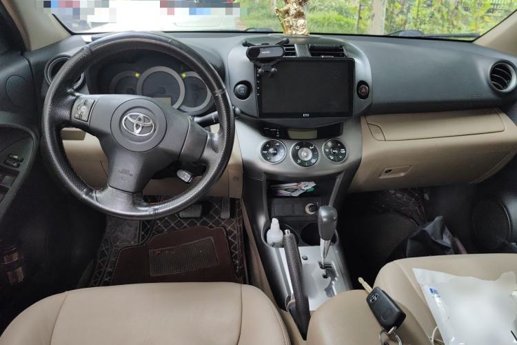 Used Toyota RAV4 2012 Luxurious Edition 2.0L Automatic All-Wheel Drive Center Console