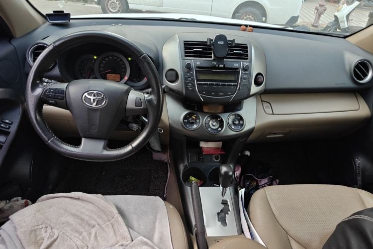 Used Toyota RAV4 2012 Luxurious 2.4L Automatic 4x4 with Stylish Features Center Console