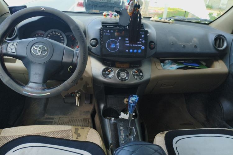 Used Toyota RAV4 2012 Luxurious Edition 2.0L Automatic All-Wheel Drive Center Console