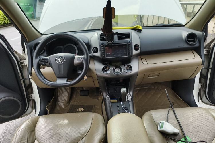 Used Toyota RAV4 2012 Luxurious 2.4L Automatic 4x4 with Stylish Features Center Console