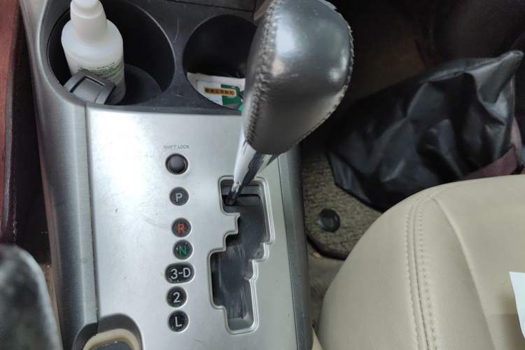 Used Toyota RAV4 2012 Luxurious Edition 2.0L Automatic All-Wheel Drive Gear Lever