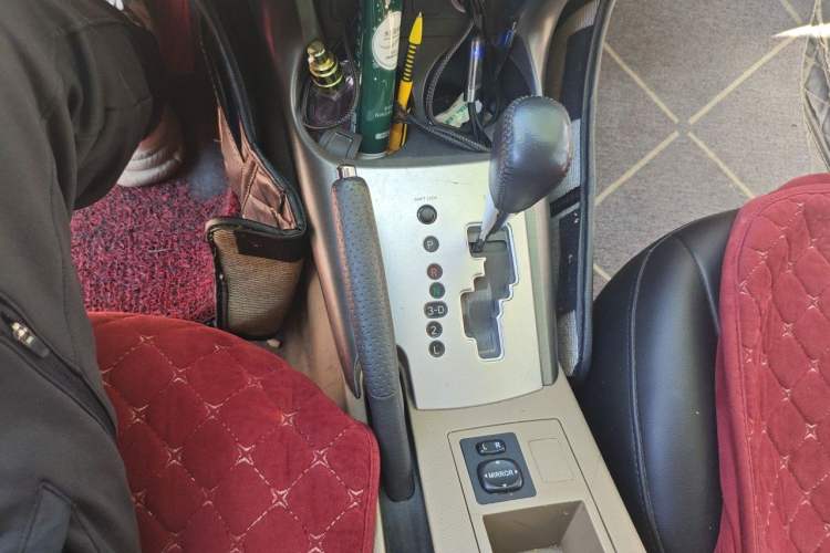 Used Toyota RAV4 2012 Luxurious Edition 2.0L Automatic All-Wheel Drive Gear Lever