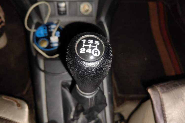 Used Toyota RAV4 2012 Luxurious 2.4L Manual 4x4 with Stylish Features Gear Lever