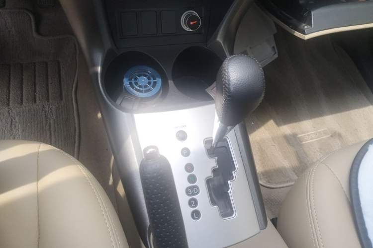 Used Toyota RAV4 2012 Luxurious Edition 2.0L Automatic All-Wheel Drive Gear Lever