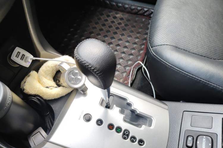 Used Toyota RAV4 2012 Luxurious 2.4L Automatic 4x4 with Stylish Features Gear Lever