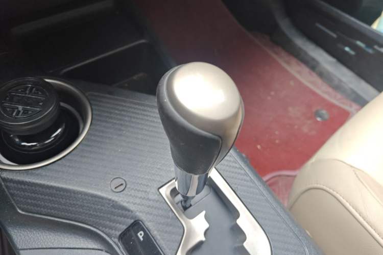 Used Toyota RAV4 2012 Luxurious 2.4L Automatic 4x4 with Stylish Features Gear Lever