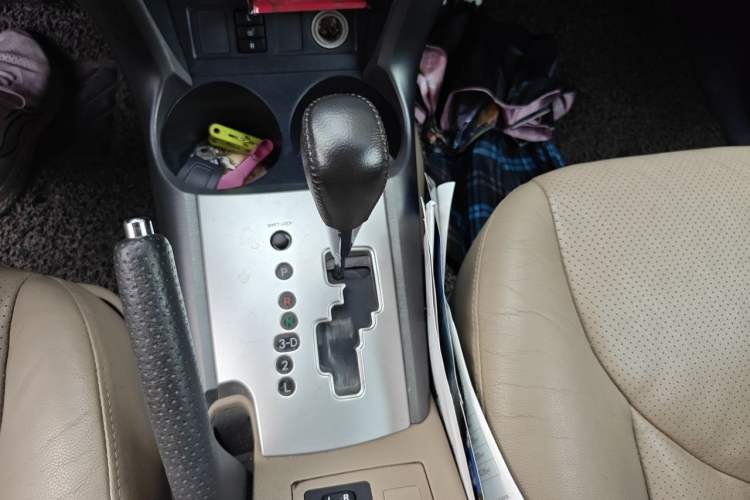 Used Toyota RAV4 2012 Luxurious 2.4L Automatic 4x4 with Stylish Features Gear Lever