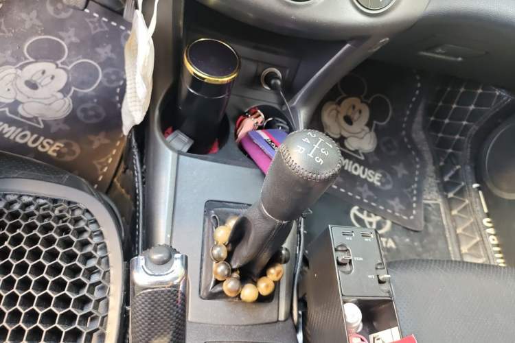 Used Toyota RAV4 2012 Luxurious 2.4L Manual 4x4 with Stylish Features Gear Lever