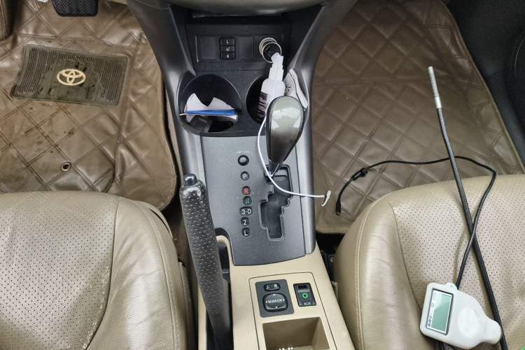 Used Toyota RAV4 2012 Luxurious 2.4L Automatic 4x4 with Stylish Features Gear Lever