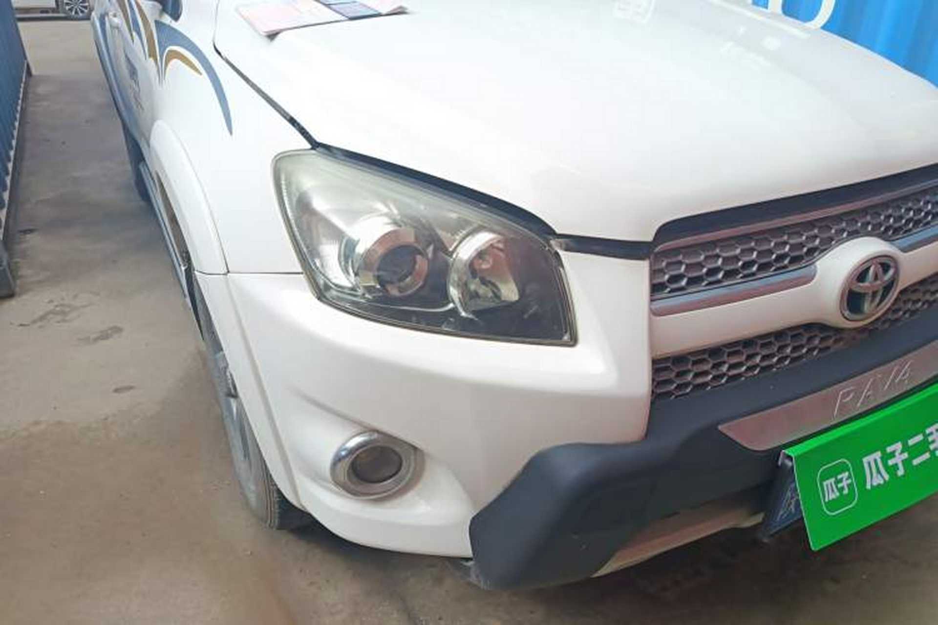 Used Toyota RAV4 2012 Luxurious Edition 2.0L Automatic All-Wheel Drive Right Front Headlight