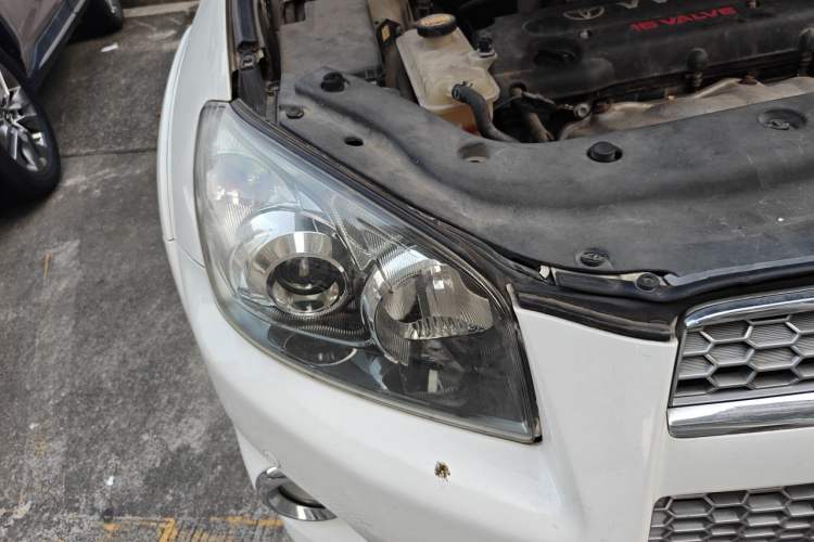 Used Toyota RAV4 2012 Luxurious 2.4L Automatic 4x4 with Stylish Features Right Front Headlight