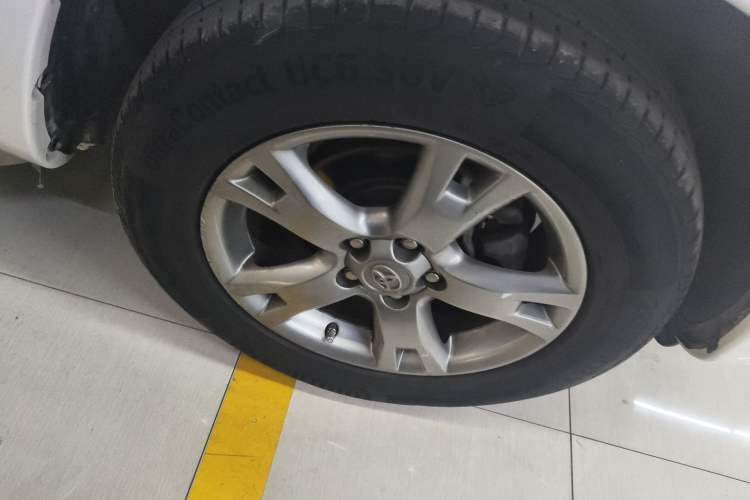 Used Toyota RAV4 2012 Luxurious 2.4L Automatic 4x4 with Stylish Features Right Front Wheel Hub