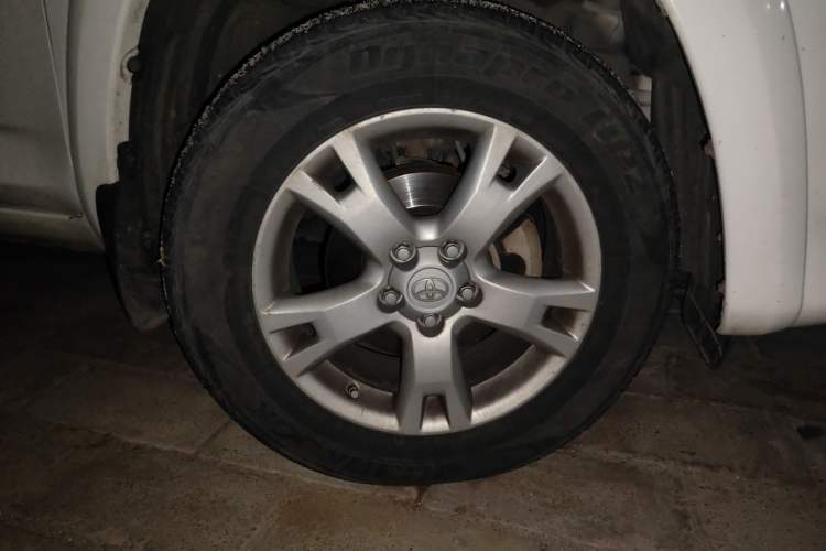 Used Toyota RAV4 2012 Luxurious 2.4L Manual 4x4 with Stylish Features Right Front Wheel Hub