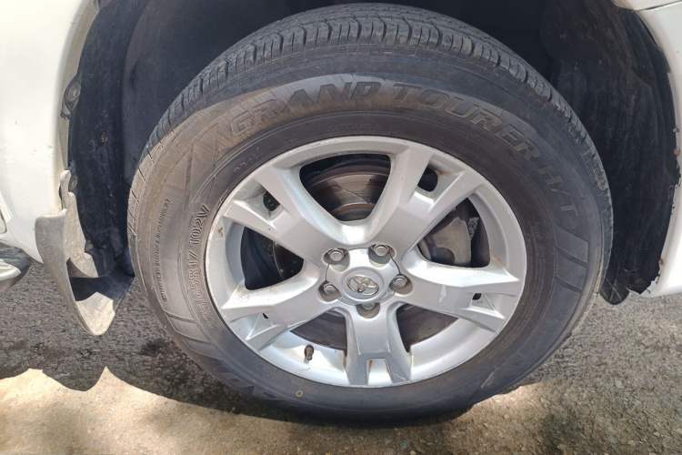 Used Toyota RAV4 2012 Luxurious 2.4L Automatic 4x4 with Stylish Features Right Front Wheel Hub