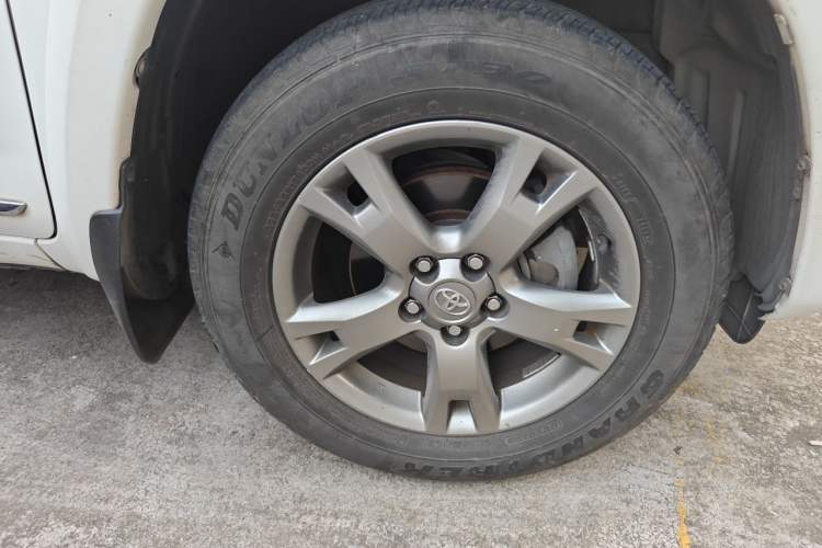 Used Toyota RAV4 2012 Luxurious 2.4L Automatic 4x4 with Stylish Features Right Front Wheel Hub