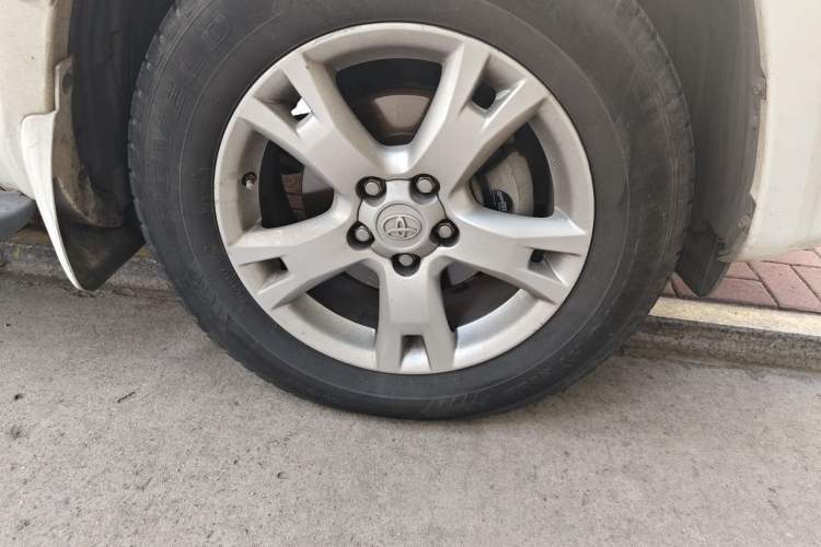Used Toyota RAV4 2012 Luxurious 2.4L Manual 4x4 with Stylish Features Right Front Wheel Hub