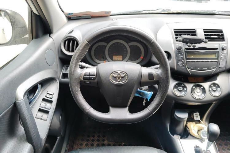 Used Toyota RAV4 2012 Luxurious 2.4L Automatic 4x4 with Stylish Features Steering Wheel