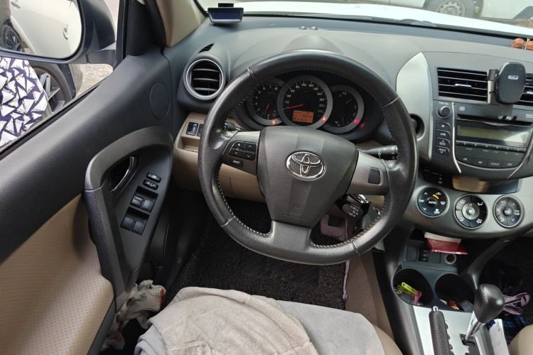 Used Toyota RAV4 2012 Luxurious 2.4L Automatic 4x4 with Stylish Features Steering Wheel