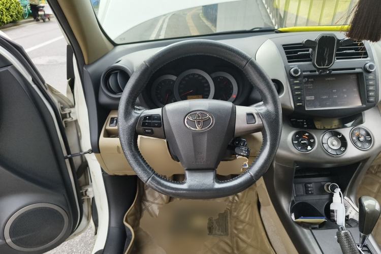 Used Toyota RAV4 2012 Luxurious 2.4L Automatic 4x4 with Stylish Features Steering Wheel