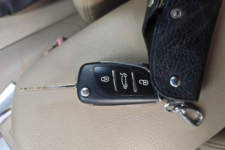 Used Toyota RAV4 2012 Luxurious 2.4L Automatic 4x4 with Stylish Features Vehicle Key